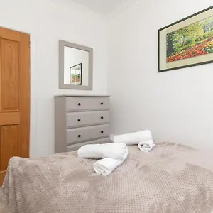 Pass The Keys Stylish 2 Bed With Parking Bath
