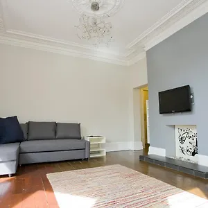 Large 2 Bedroom Apt - Near Beach - Free Parking Apartment